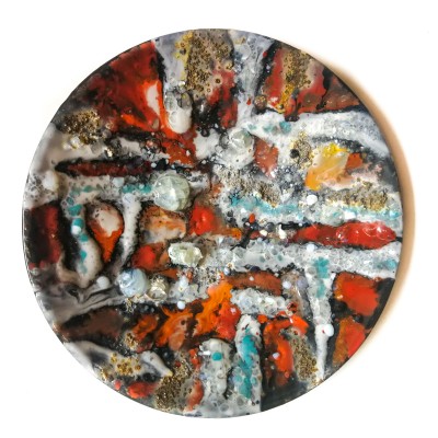 Talerz z ekspresyjną dekoracją malarską. Olkuska Fabryka Naczyń Emaliowanych